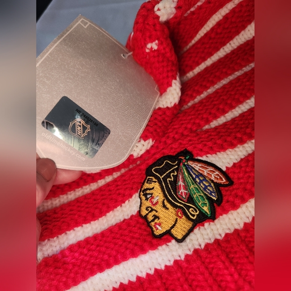 Chicago Blackhawks Hockey Knit Beanie Hat - New W/ Tag - Womens Red & White NHL - Picture 2 of 4
